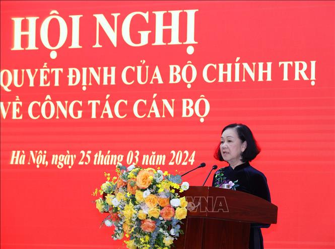 Thường trực Ban Bí thư Trương Thị Mai phát biểu chúc mừng và giao nhiệm vụ cho tân Tổng Biên tập Tạp chí Cộng sản Lê Hải Bình